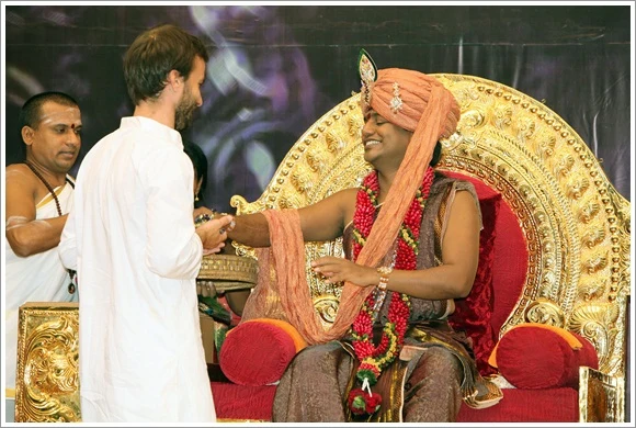 https://www.nithyananda.org/sites/default/files/photo-gallery/2011-08aug-31-nithyananda-photo-06-padhapuja-darshan_0.JPG?1314778866