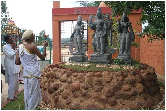 https://www.nithyananda.org/sites/default/files/photo-gallery/2011-08aug-31-nithyananda-photo-21-aratitomuruga.JPG?1314822546