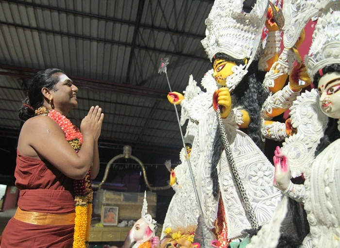 https://nithyananda.org/sites/default/files/photo-gallery/2014-10oct-01st-nithyananda-dairy_IMG_9741_bidadi-devi-puja.JPG?1412337836
