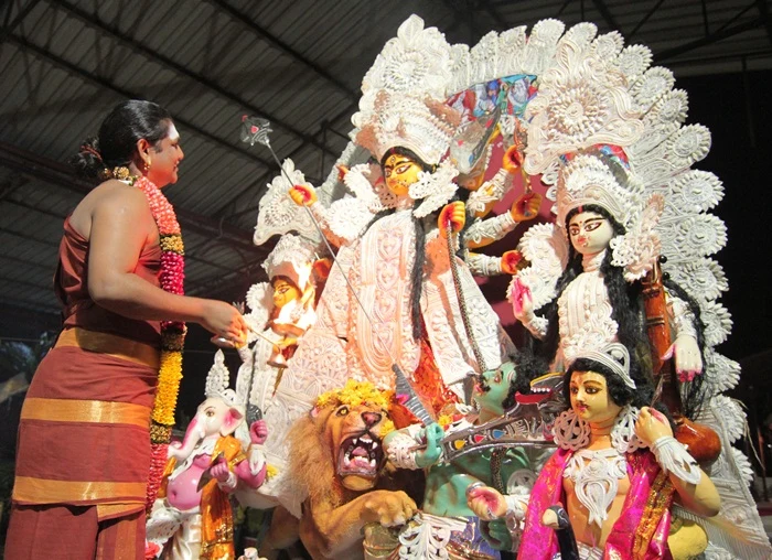 https://nithyananda.org/sites/default/files/photo-gallery/2014-10oct-01st-nithyananda-dairy_IMG_9758_bidadi-devi-puja.JPG?1412337850