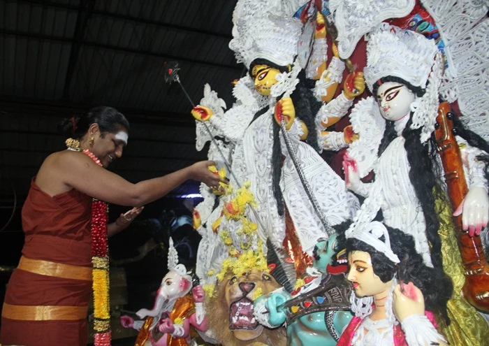 https://nithyananda.org/sites/default/files/photo-gallery/2014-10oct-01st-nithyananda-dairy_IMG_9961_bidadi-devi-puja.JPG?1412337843