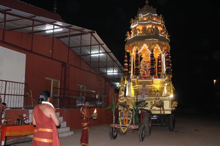 https://nithyananda.org/sites/default/files/photo-gallery/2014-10oct-03rd-nithyananda-diary_IMG_1487_bidadi-swamiji-ratham-chariot-procession-devi-navartri.jpg?1412492918