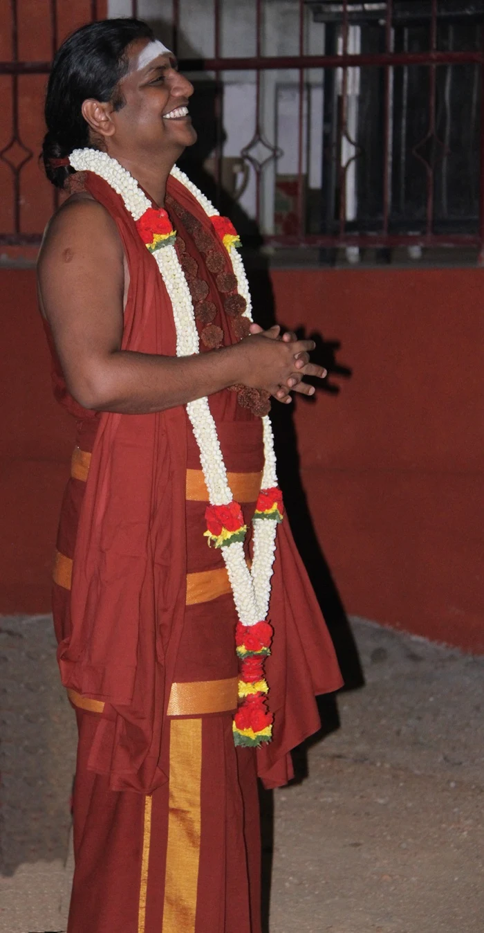 https://nithyananda.org/sites/default/files/photo-gallery/2014-10oct-03rd-nithyananda-diary_IMG_1500_bidadi-swamiji-standing.jpg?1412492918