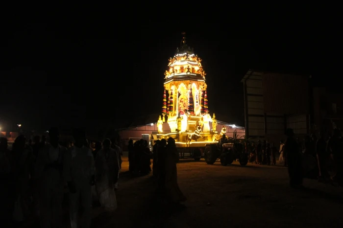 https://nithyananda.org/sites/default/files/photo-gallery/2014-10oct-03rd-nithyananda-diary_IMG_1513_bidadi-ratham-chariot-procession-devi-navartri.jpg?1412492918