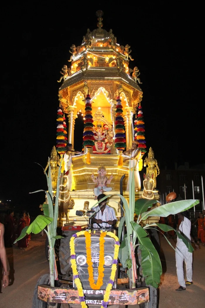 https://nithyananda.org/sites/default/files/photo-gallery/2014-10oct-03rd-nithyananda-diary_IMG_1535_bidadi-ratham-chariot-procession-devi-navartri.jpg?1412492918