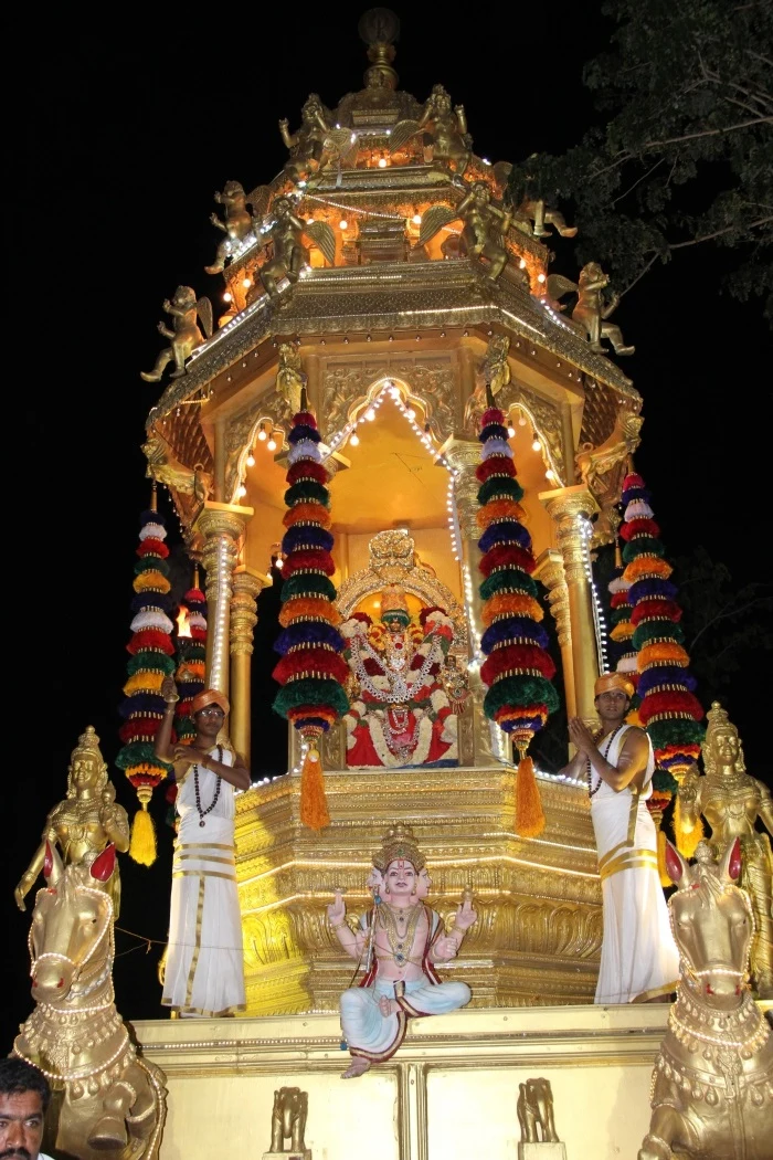 https://nithyananda.org/sites/default/files/photo-gallery/2014-10oct-03rd-nithyananda-diary_IMG_1577_bidadi-ratham-chariot-procession-devi-navartri.jpg?1412492918