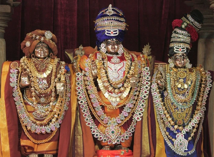 https://nithyananda.org/sites/default/files/photo-gallery/2014-10oct-09th-nithyananda-dairy_IMG_2676_bidadi-deties.JPG?1412851964