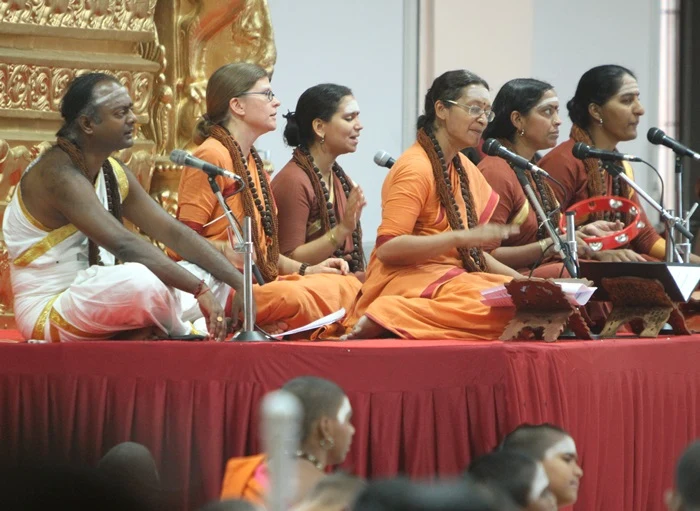 https://nithyananda.org/sites/default/files/photo-gallery/2014-10oct-15th-nithyananda-diary_IMG_6096_bidadi-nithya-kirthan-ashramites-singing.JPG?1413432240