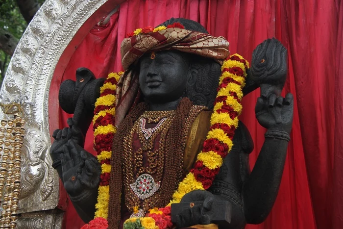 https://nithyananda.org/sites/default/files/photo-gallery/2014-10oct-18th-nithyananda-diary_IMG_7335_bidadi-temple-dakshinamoorthi.JPG?1413701527