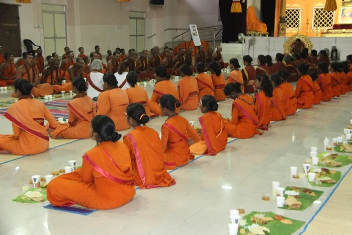 https://nithyananda.org/sites/default/files/photo-gallery/2014-10oct-18th-nithyananda-diary_IMG_7368_bidadi-temple-maheshwara-puja-sanyasis-chant-chapter15.JPG?1413701527