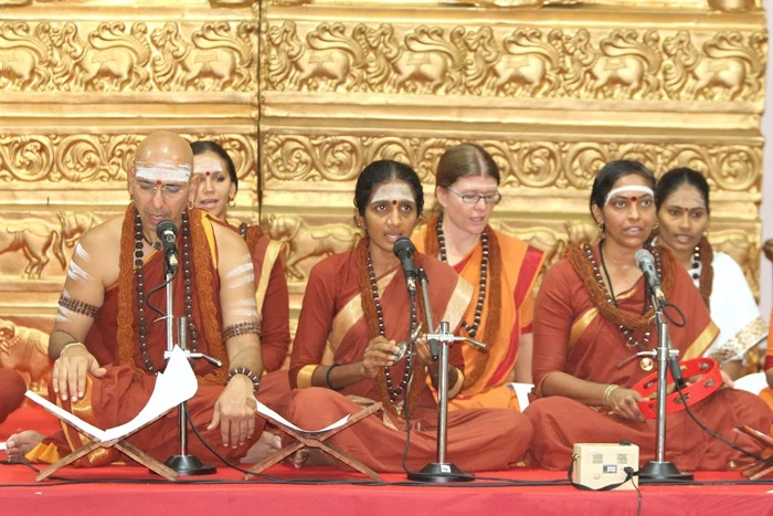 https://nithyananda.org/sites/default/files/photo-gallery/2014-10oct-19th-nithyananda-diary_IMG_7597_bidadi-nithya-kirthan-ashramites-singing.JPG?1413860432