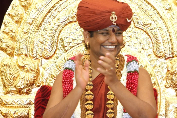 https://nithyananda.org/sites/default/files/photo-gallery/2014-10oct-19th-nithyananda-diary_IMG_7646_bidadi-swamiji-clapping-applauding.JPG?1413860432