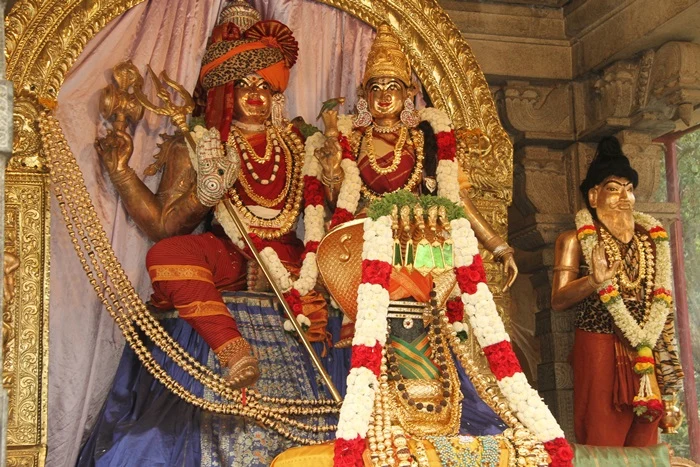 https://nithyananda.org/sites/default/files/photo-gallery/2014-10oct-19th-nithyananda-diary_IMG_7749_bidadi-temple-sanctum-nithyanandeshwara-nithyanandeshwari-swayambu-lingam-kapila-muni.JPG?1413860432
