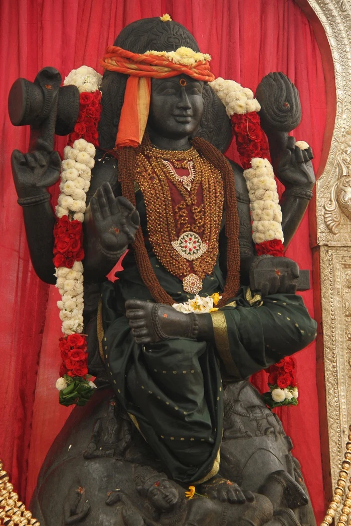 https://nithyananda.org/sites/default/files/photo-gallery/2014-10oct-19th-nithyananda-diary_IMG_7772_bidadi-temple-dakshinamoorthi.JPG?1413860432