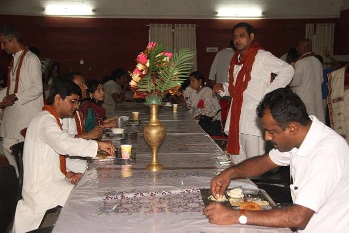 https://nithyananda.org/sites/default/files/photo-gallery/2014-10oct-19th-nithyananda-diary_IMG_7801_bidadi-restaurant-bangalore-sangha-eating-food.JPG?1413860432
