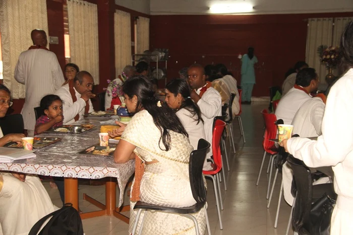 https://nithyananda.org/sites/default/files/photo-gallery/2014-10oct-19th-nithyananda-diary_IMG_7802_bidadi-restaurant-bangalore-sangha-eating-food.JPG?1413860432