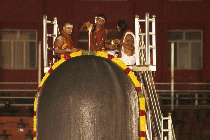 https://nithyananda.org/sites/default/files/photo-gallery/2014-10oct-20th-nithyananda-diary_IMG_8009_bidadi-rudrabishekam_vaidhya-sarovar-ananda-lingam-abishekam.JPG?1413880555