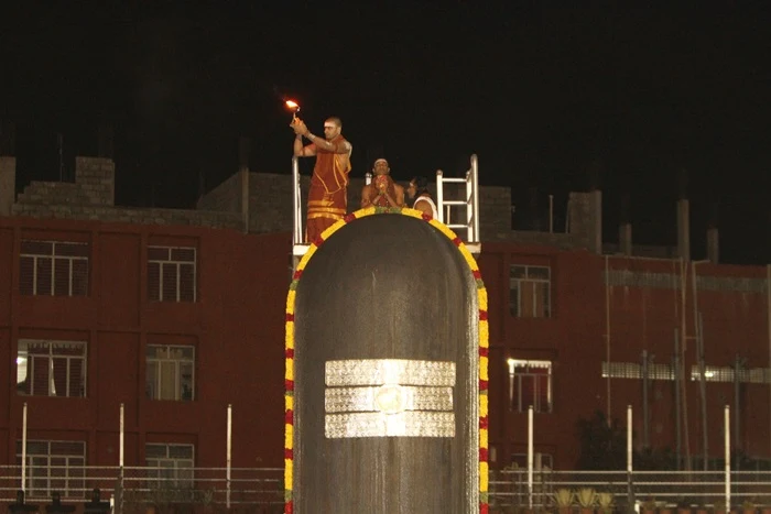 https://nithyananda.org/sites/default/files/photo-gallery/2014-10oct-20th-nithyananda-diary_IMG_8030_bidadi-rudrabishekam_vaidhya-sarovar-ananda-lingam-arathi.JPG?1413880555