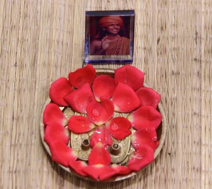 https://nithyananda.org/sites/default/files/photo-gallery/2014-10oct-20th-nithyananda-diary_IMG_8053_bidadi-paduka-puja.JPG?1413880555