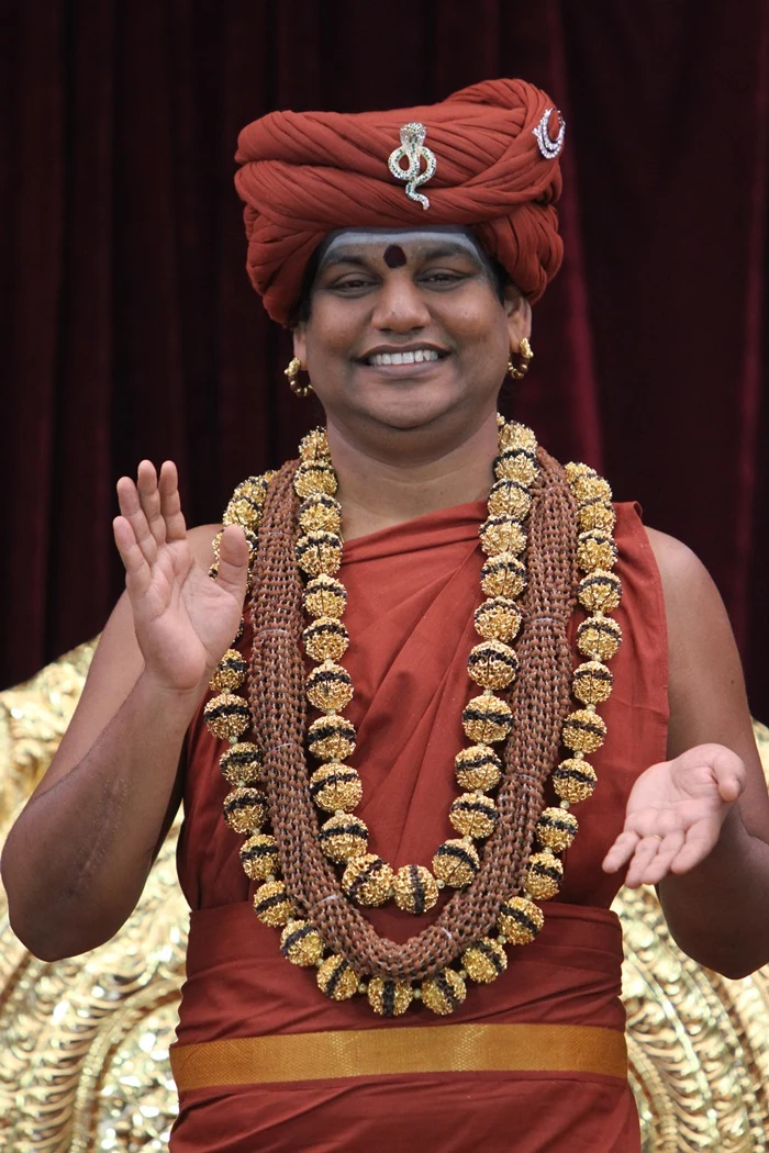 https://nithyananda.org/sites/default/files/photo-gallery/2014-10oct-20th-nithyananda-diary_IMG_8072_bidadi-swamiji-blessing.JPG?1413880555