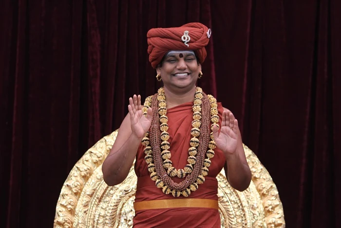 https://nithyananda.org/sites/default/files/photo-gallery/2014-10oct-20th-nithyananda-diary_IMG_8073_bidadi-swamiji-blessing.JPG?1413880555
