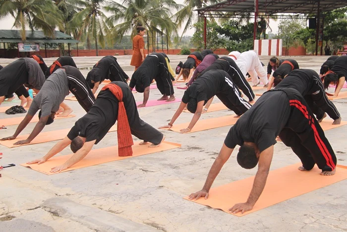 https://nithyananda.org/sites/default/files/photo-gallery/2014-10oct-20th-nithyananda-diary_IMG_8209_bidadi-inner-awakening-yoga-session.JPG?141388055