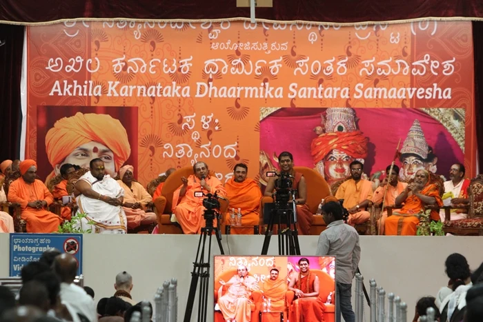 https://nithyananda.org/sites/default/files/photo-gallery/2014-11nov-01st-nithyananda-diary_IMG_2948_bidadi-akila-karnataka-dharmika-santara-samaveesha-swamis-meet-swamiji-stage.JPG?1414927971