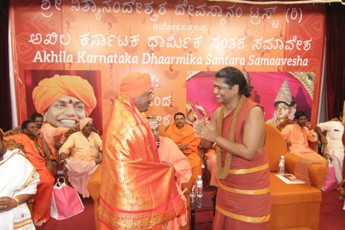 https://nithyananda.org/sites/default/files/photo-gallery/2014-11nov-01st-nithyananda-diary_IMG_3023_bidadi-akila-karnataka-dharmika-santara-samaveesha-swamis-meet-swamiji-stage-felicitation.JPG?1414927971