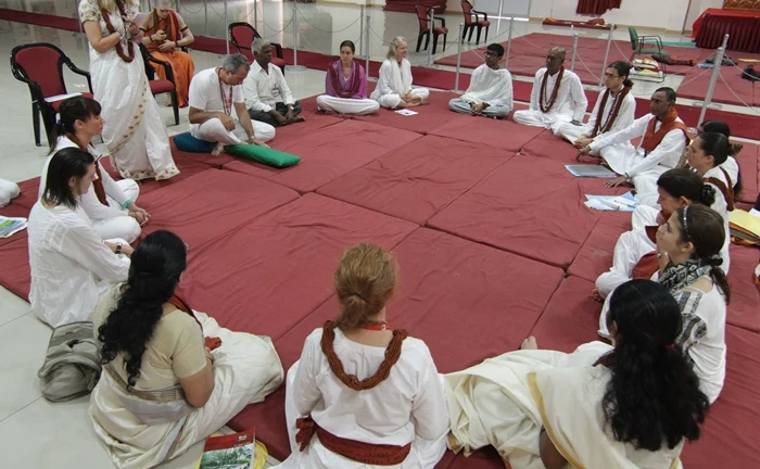 https://nithyananda.org/sites/default/files/photo-gallery/2014-11nov-08th-nithyananda-diary_IMG_4984_bidadi-ndy-lbp-session-participants.JPG?1415564926