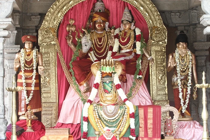 https://nithyananda.org/sites/default/files/photo-gallery/2014-11nov-08th-nithyananda-diary_IMG_5024_bidadi-temple-sanctum-nithyanandeshwara-nithyanandeshwari-swayambu-lingam-swami-kapila-muni.JPG?1415564926