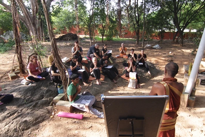 https://nithyananda.org/sites/default/files/photo-gallery/2014-11nov-08th-nithyananda-diary_IMG_5070_bidadi-temple-nithya-yoga-session-under-banyan-tree.JPG?1415564926
