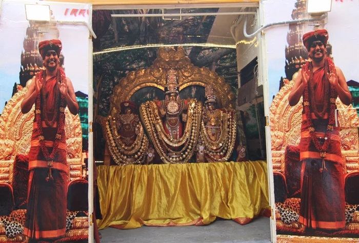 https://nithyananda.org/sites/default/files/photo-gallery/2014-11nov-08th-nithyananda-diary_IMG_5091_bidadi-ananda-ratham-nithyanandeshwarar-nithyanandeshwari-swamiji-blessing.JPG?1415564926