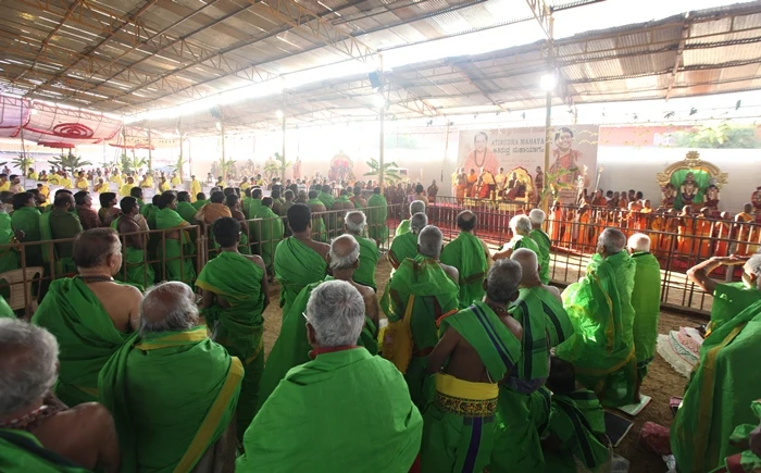 http://nithyananda.org/sites/default/files/photo-gallery/2015-01jan-11th-nithyananda-diary_IMG_4397_bidadi-atirudra-mahayaga-day-1.JPG