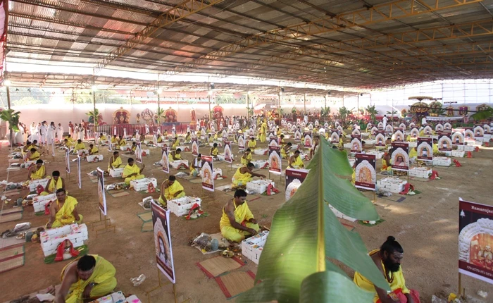 http://nithyananda.org/sites/default/files/photo-gallery/2015-01jan-11th-nithyananda-diary_IMG_4468_bidadi-atirudra-mahayaga-day-1.JPG