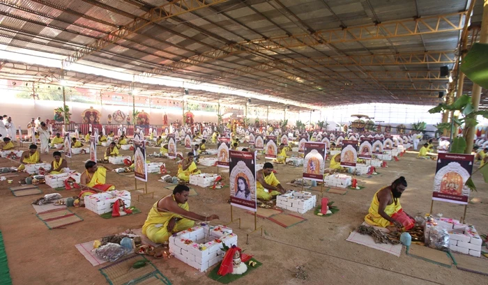 http://nithyananda.org/sites/default/files/photo-gallery/2015-01jan-11th-nithyananda-diary_IMG_4469_bidadi-atirudra-mahayaga-day-1.JPG