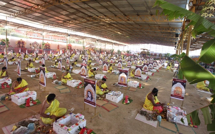 http://nithyananda.org/sites/default/files/photo-gallery/2015-01jan-11th-nithyananda-diary_IMG_4470_bidadi-atirudra-mahayaga-day-1.JPG