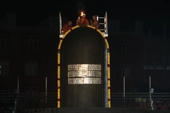 Rudrabishekam to the Nithyanandeshwara Linga in the Vaidhya Sarovar at Bidadi Adheenam