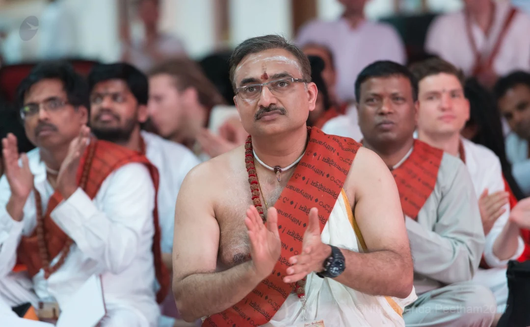 Energy Darshan - His Holiness gifts the Atma Linga