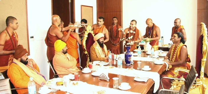 http://nithyananda.org/sites/default/files/photo-gallery/Nithyananda_Swami-Ravindra-puri-yamuna-puri-ramesh-giri-IMG_4225.JPG
