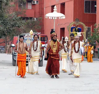 His Holiness is on His way to Vaidya Sarovar to Bless and Grace the Sadashivoham participants