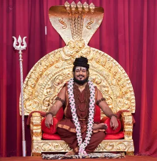 Energy Darshan - The Avatar bestows His Cosmic energy on the delegates.