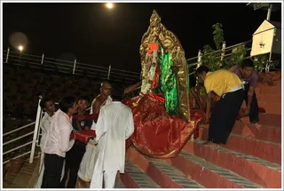 http://nithyananda.org/sites/default/files/photo-gallery/10_Nithyananda_procession-06may2012.JPG