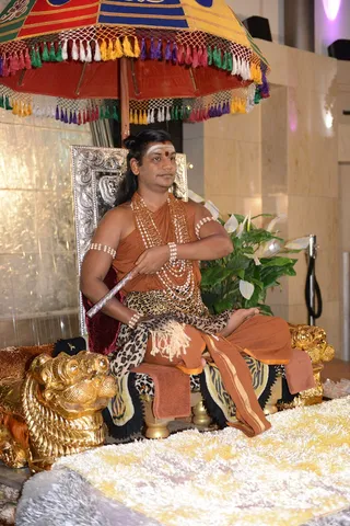 Evening darshan begins..