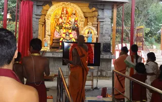 http://nithyananda.org/sites/default/files/photo-gallery/2-arathi.jpg
