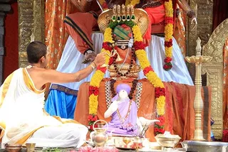 https://www.nithyananda.org/sites/default/files/photo-gallery/2011-07jul-26-nithyananda-photo-01c-priest-arati-anandeswara-anandeswari-bidadi-temple.jpg?1312530964