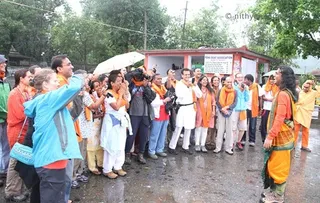 https://www.nithyananda.org/sites/default/files/photo-gallery/2011-07jul-28-nithyananda-photo-01-participants-clicking-nithyananda-picture-kailash-yatra-pokhara-nepal.jpg__0.jpg?1313678093