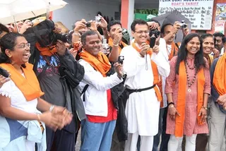https://www.nithyananda.org/sites/default/files/photo-gallery/2011-07jul-28-nithyananda-photo-02-1-participants-clicking-nithyananda-picture-kailash-yatra-pokhara-nepal.jpg__0.jpg?1313678119