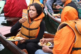 https://www.nithyananda.org/sites/default/files/photo-gallery/2011-07jul-28-nithyananda-photo-04-5-participants-eating-kailash-yatra-pokhara-nepal.jpg__0.jpg?1313678336