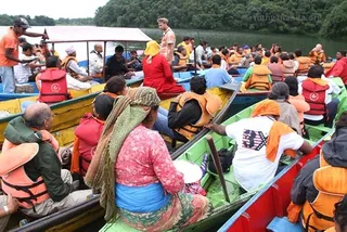 https://www.nithyananda.org/sites/default/files/photo-gallery/2011-07jul-28-nithyananda-photo-04-7-nithyananda-boating-with-participants-kailash-yatra-pokhara-lake-nepal.jpg__0.jpg?1313678352