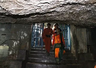 https://www.nithyananda.org/sites/default/files/photo-gallery/2011-07jul-28-nithyananda-photo-05-4-nithyananda-gupteshwar-mahadev-temple-cave-kailash-yatra-nepal.jpg__0.jpg?1313678442